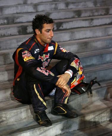 Ricciardo sconsolato e fortunatamente illeso. Reuters